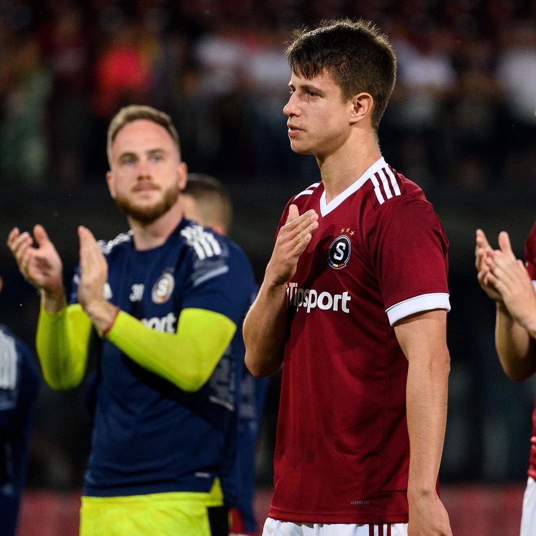 ? ODCHOD | Adam Hložek se loučí se Spartou a přestupuje do @bayer04fussball !

??❤️ @ahlozek , díky za všechny ty zážitky, ať se Ti angažmá v Leverkusenu vydaří! #acsparta #AdamHlozekJeBuh